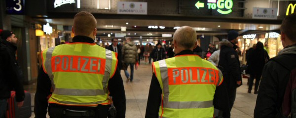 Polizei kann an Bahnhöfen jede Person kontrollieren