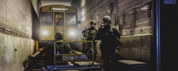 Wachbataillon übt Kampf in Berliner U-Bahn-Station