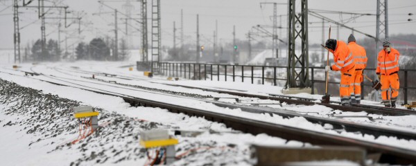 Schnee und Eis auf Schienen und Landebahnen – und nun?