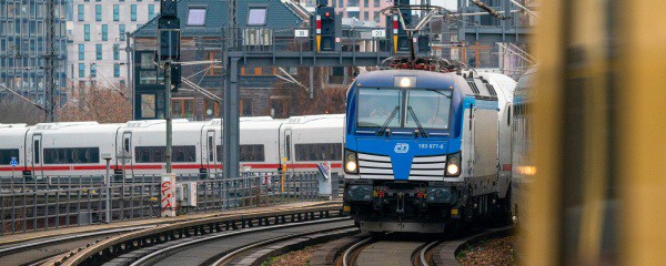 Neuer ICE L wird von angemieteten Loks gezogen