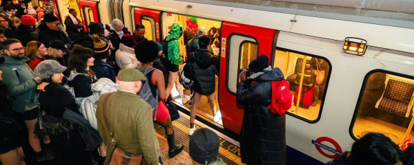 Als wäre es ein Versehen: Londoner ohne Hose in U-Bahn