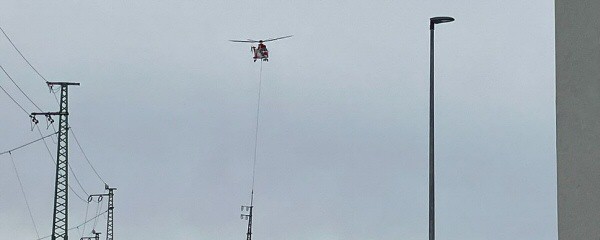 Hubschrauber setzt Oberleitungsmasten in Cottbus
