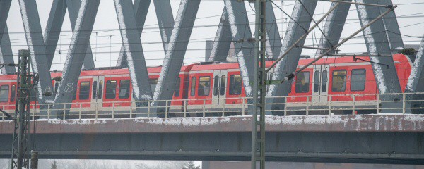 S-Bahn mit 500 Passagieren bleibt auf Elbbrücke liegen