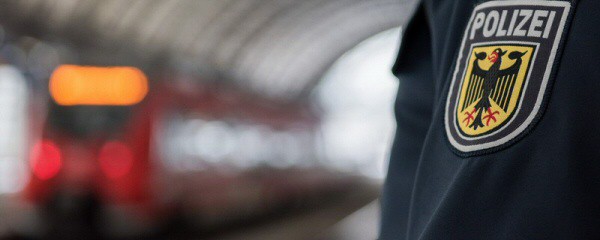 Mit schussbereiten Waffen: Polizei stoppt S-Bahn