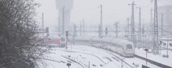 Bahn entschuldigt sich bei Reisenden für Winter-Chaos