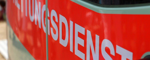 Bus kollidiert mit Hafenbahn: Ein Toter und mehrere Verletzte