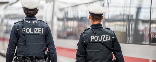 Diebe stehlen teuren Schmuck und Kleidung aus Zügen