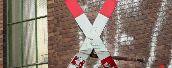 Posten sichern Bahnübergang im Hamburger Hafen