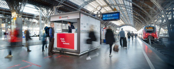 Fake-Plakate und Verspätungswetten: Satire gegen die Bahn