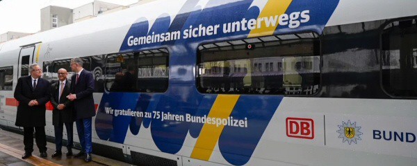 Jubiläum: Straßenbahn und ICE im Bundespolizei-Look