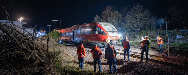 Regionalzug kollidiert mit Transporter – Vier Verletzte