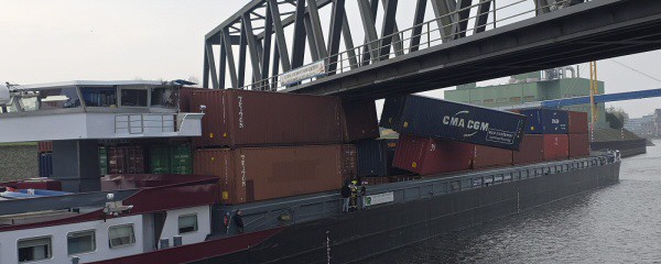 Güterschiff rammt Brücke der Hafenbahn in Duisburg