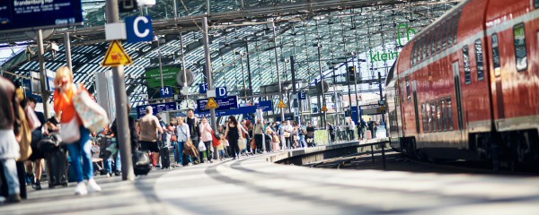 Hohe Spritpreise treiben Fahrgäste zu Bus und Bahn