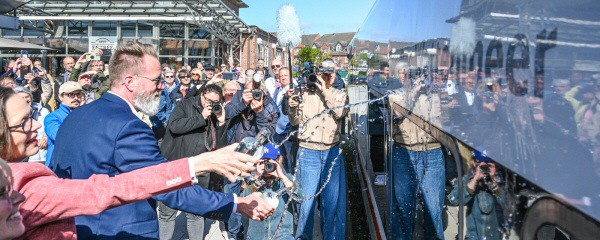 ICE L rollt jetzt frisch getauft zwischen Sylt und Hamburg
