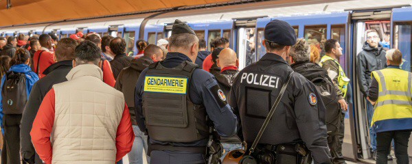 Vermutlich E-Zigarette stoppt U-Bahn mit 1.000 Fans