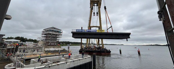 Erstes Brückenteil der neuen Schleibrücke sitzt