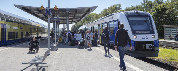 Mutmaßlicher Brandanschlag stoppt Züge im Norden