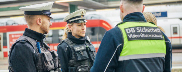 DB-Mitarbeiter aus Zug gestürzt – Zustand kritisch