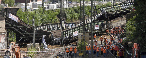 Eisenbahnbrücke in Hamburg-Altona gesprengt
