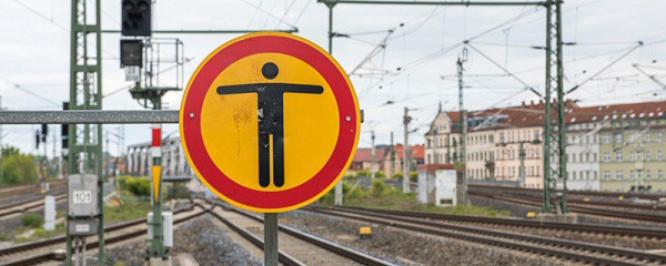 20 Zentimeter große Steine auf Gleis – Zug fährt darüber