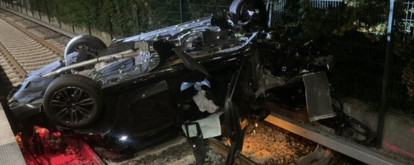 Tödlicher Unfall: Auto stürzt von Brücke auf S-Bahn-Gleise