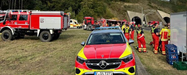 Doppelstockzug in Flammen – Großübung mit Hunderten Kräften