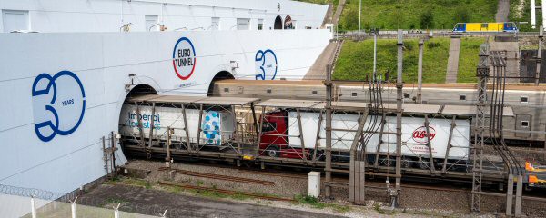 Zug kollidiert mit Kleinbus am Kanaltunnel – 19 Verletzte