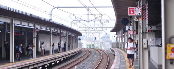 Japanisches Mädchen spielte Lokführer