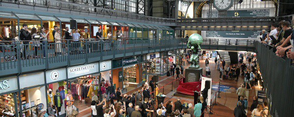 Atlas-Skulptur kehrt zurück aufs Dach des Hauptbahnhofs