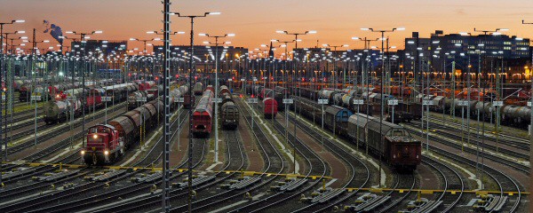 Alte Fabrik brennt bei Bahnhof Halle – Brandstiftung?