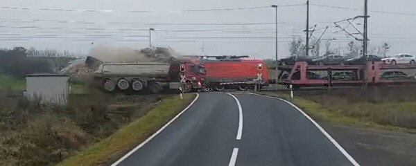 Güterzug kollidiert an Bahnübergang mit Bauschutt-Lkw