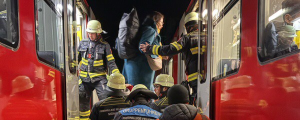 Etwa 1000 Menschen sitzen in kaputter S-Bahn fest