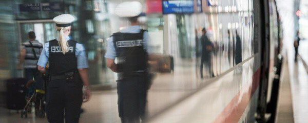Unbekannte bewerfen fahrenden ICE mit Steinen