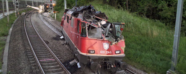 Kollision zwischen Lokomotive und Schienenbagger bei St. Gallen