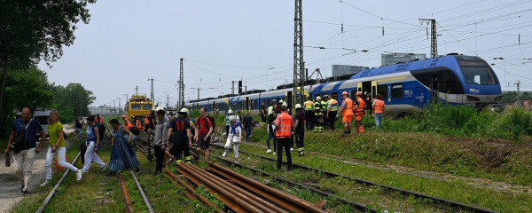 Feuerwehr räumt Regionalzug nach Oberleitungsschaden