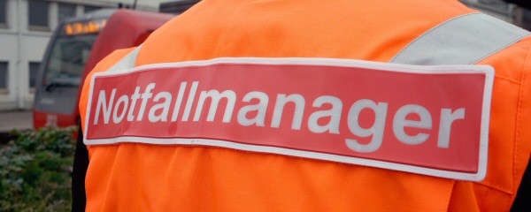 Zug fährt bei Rödermark über Baum und wird geräumt