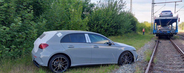 Vandalismus auf Autozug – Neuwagen stürzt ab