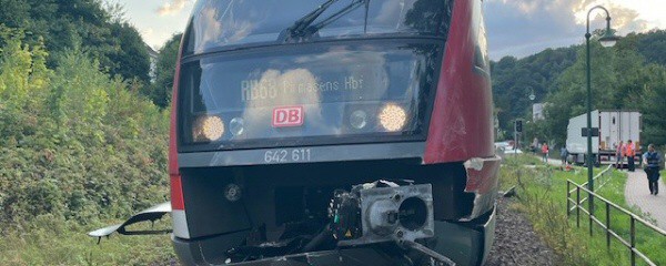Regionalzug kollidiert mit Sattelzug – zwei Fahrgäste verletzt
