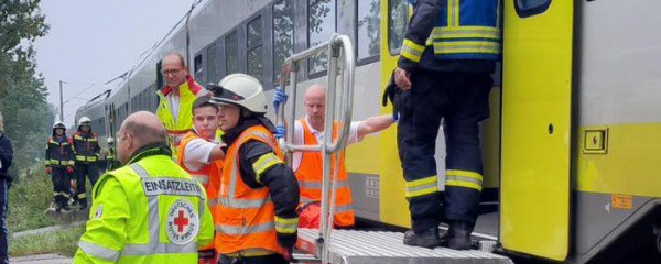 Zug streift Lastwagen – Zehn Fahrgäste leicht verletzt