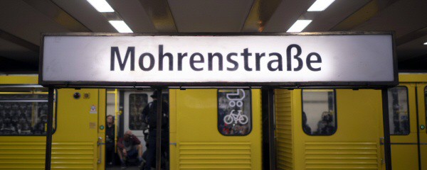 Neue Beschilderung für den bisherigen U-Bahnhof Mohrenstraße
