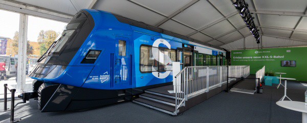 Modell der neuen XXL-S-Bahnen in München ausgestellt