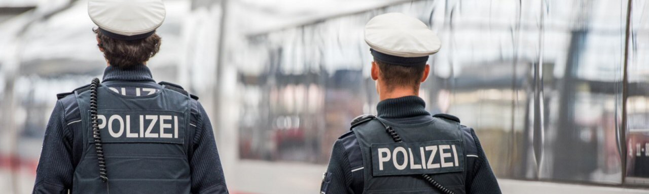 Diebe stehlen teuren Schmuck und Kleidung aus Zügen