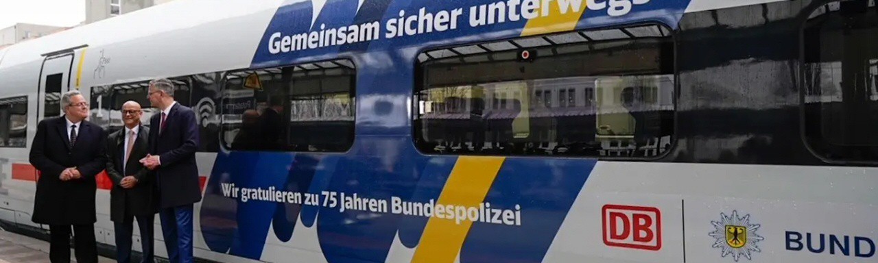Jubiläum: Straßenbahn und ICE im Bundespolizei-Look