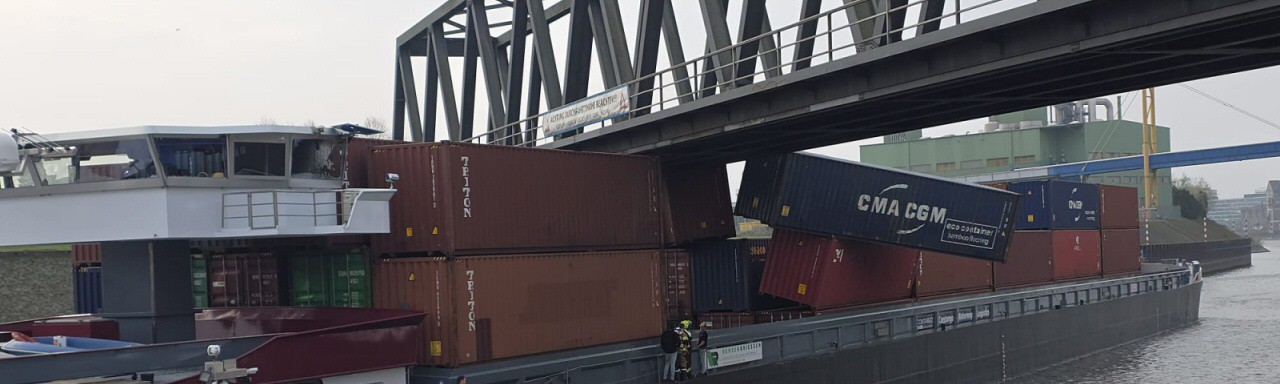 Güterschiff rammt Brücke der Hafenbahn in Duisburg