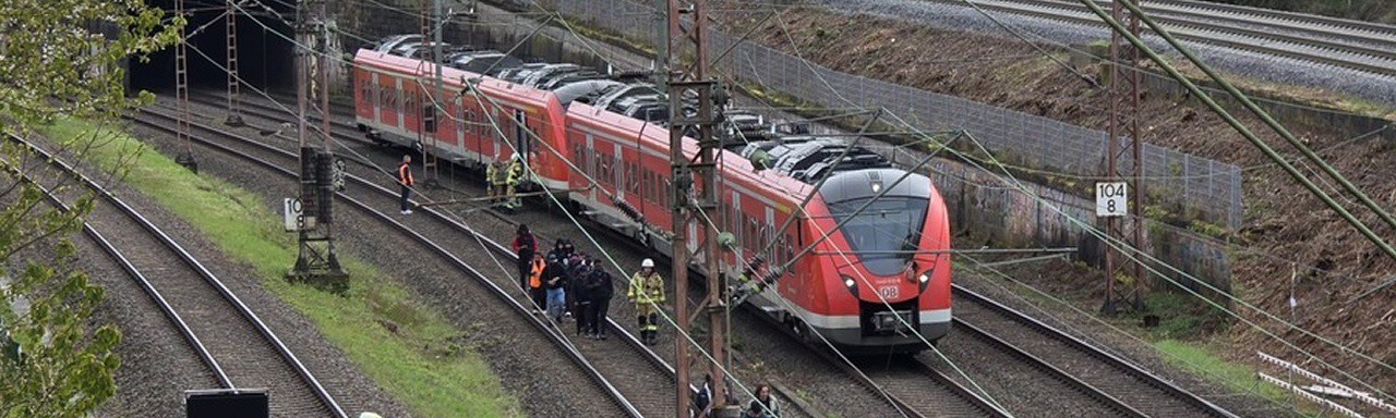 S-Bahn fährt in Oberleitung – Fahrgäste evakuiert