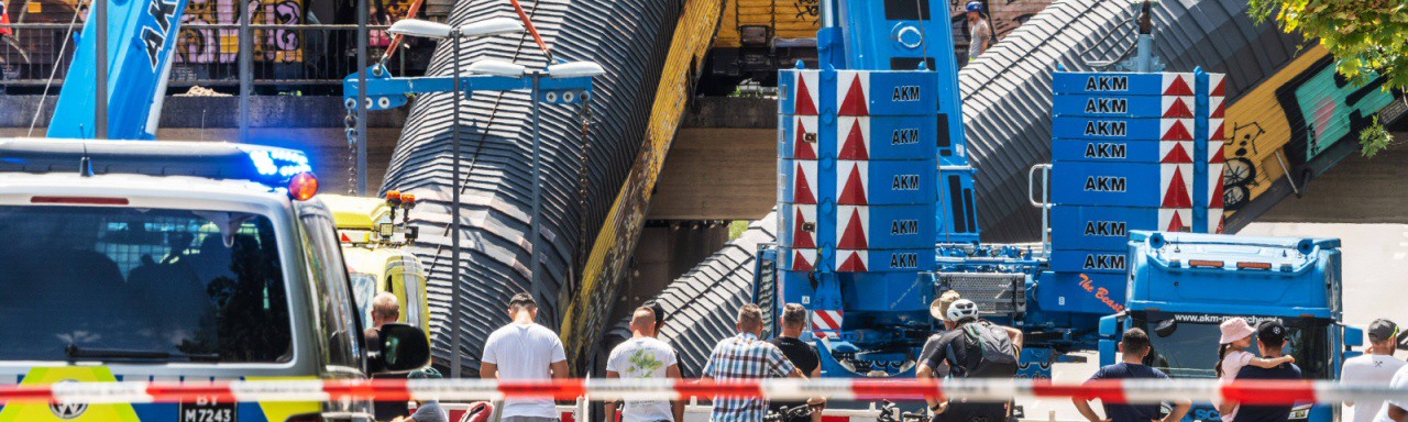 Güterzug-Waggons in München von Brücke gestürzt