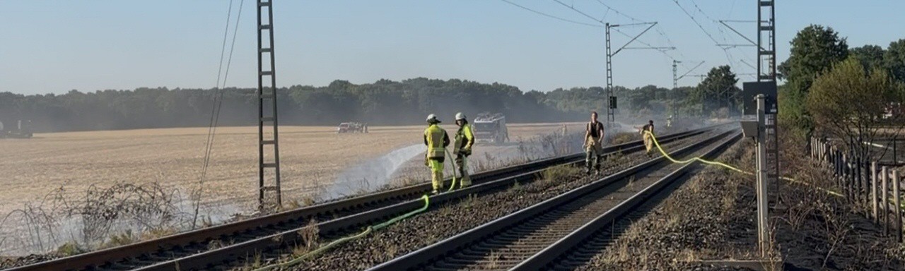 Kilometerlanger Böschungsbrand legt Bahnstrecke lahm