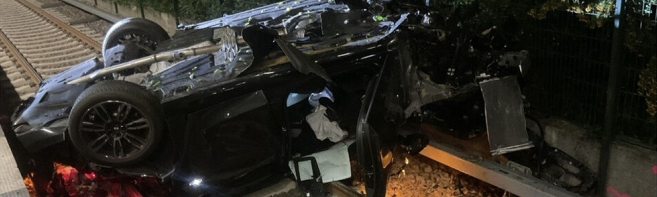 Tödlicher Unfall: Auto stürzt von Brücke auf S-Bahn-Gleise