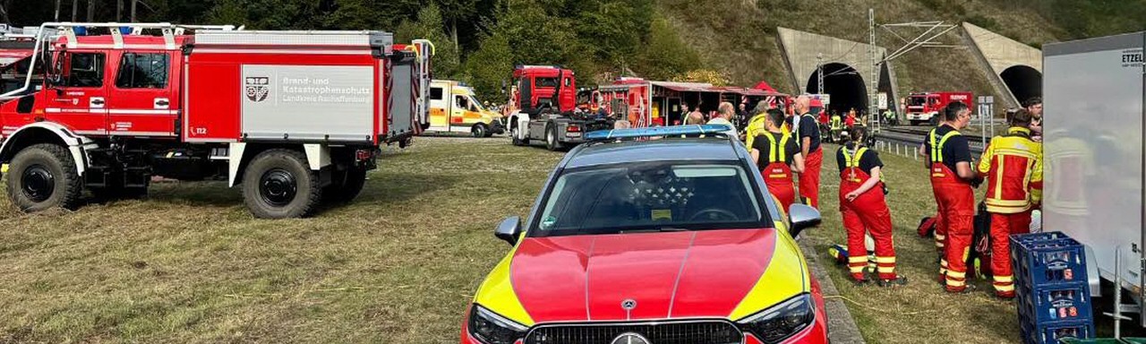 Doppelstockzug in Flammen – Großübung mit Hunderten Kräften