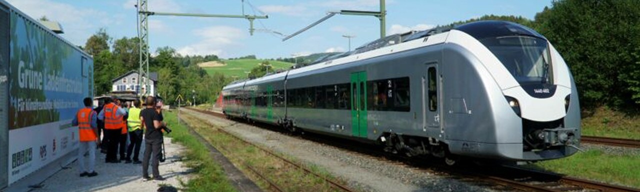 Bahnforscher stellen neue Ladestation für Akkuzüge vor